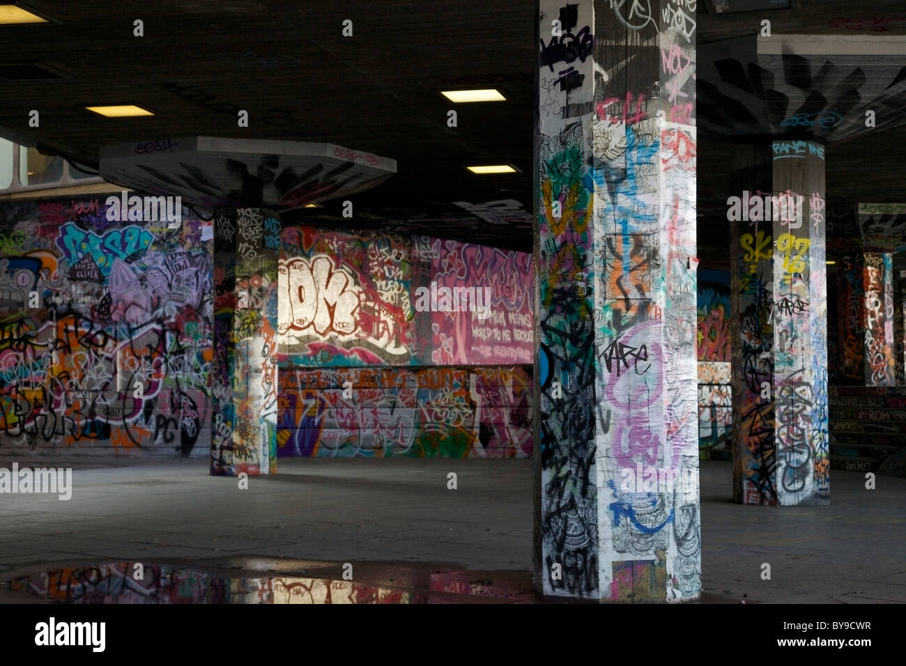 Graffiti-Kunst an Skateboard-Park unter South Bank Center, London. Stockfoto