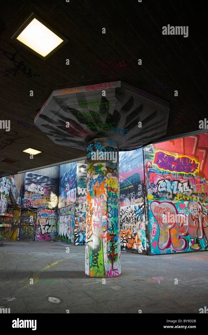 Graffiti-Kunst an Skateboard-Park unter South Bank Center, London. Stockfoto