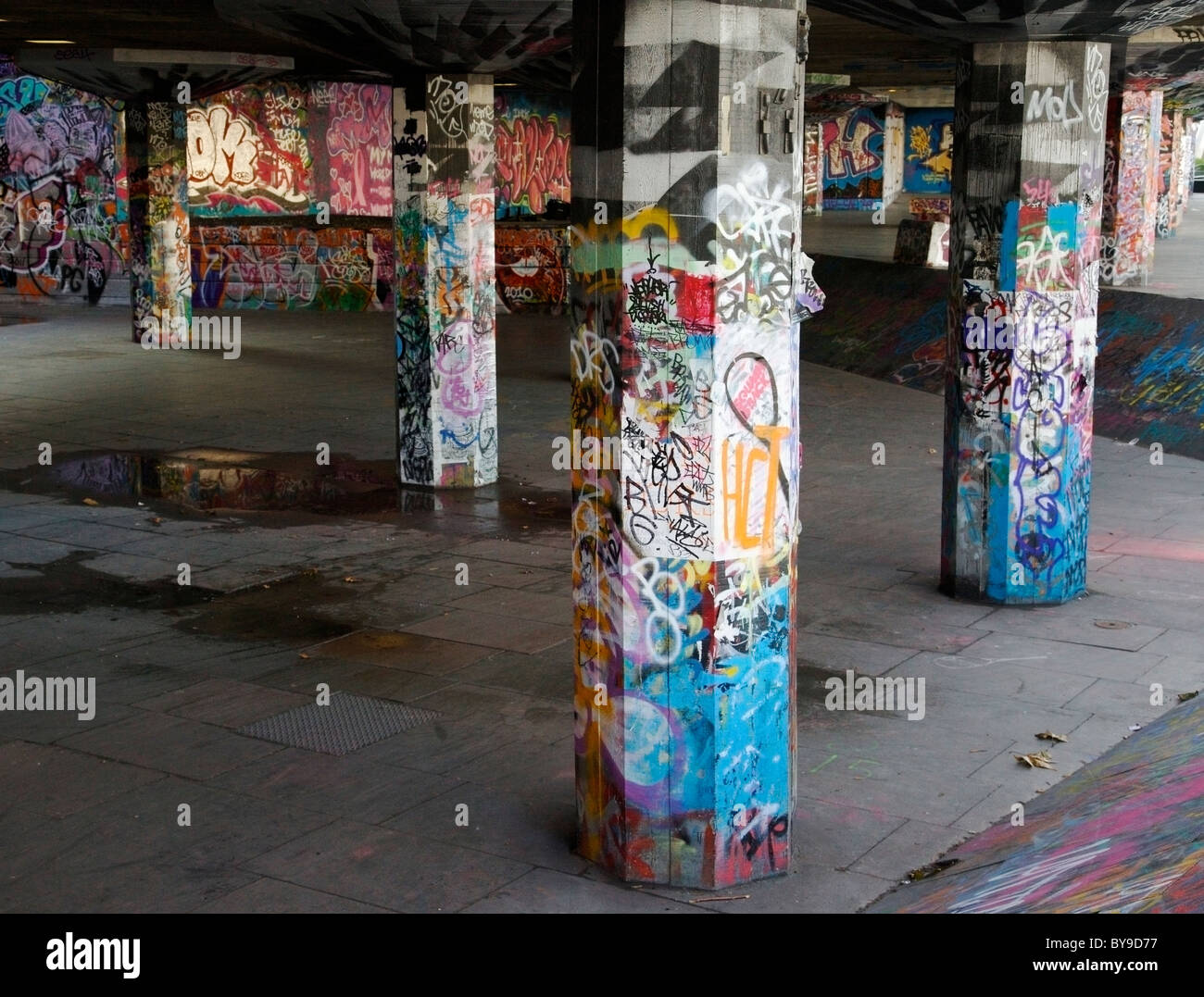 Graffiti-Kunst an Skateboard-Park unter South Bank Center, London. Stockfoto