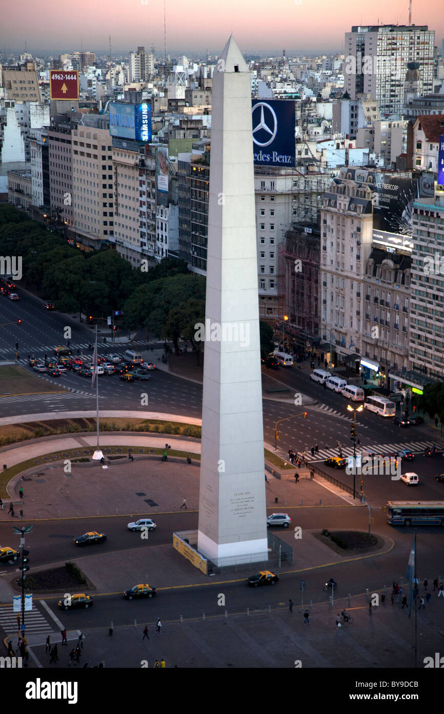 El Obelisco (Obelisk), ein nationales historisches Denkmal am Plaza De La República, in Buenos Aires, Argentinien Stockfoto