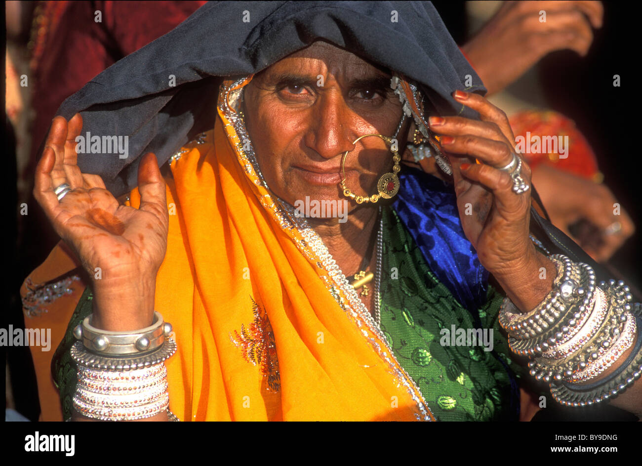 Porträt einer älteren indischen Frau tragen traditionelle Kleidung mit einem Nasenring und Armbänder aus Gold und Silber, Thar-Wüste Stockfoto