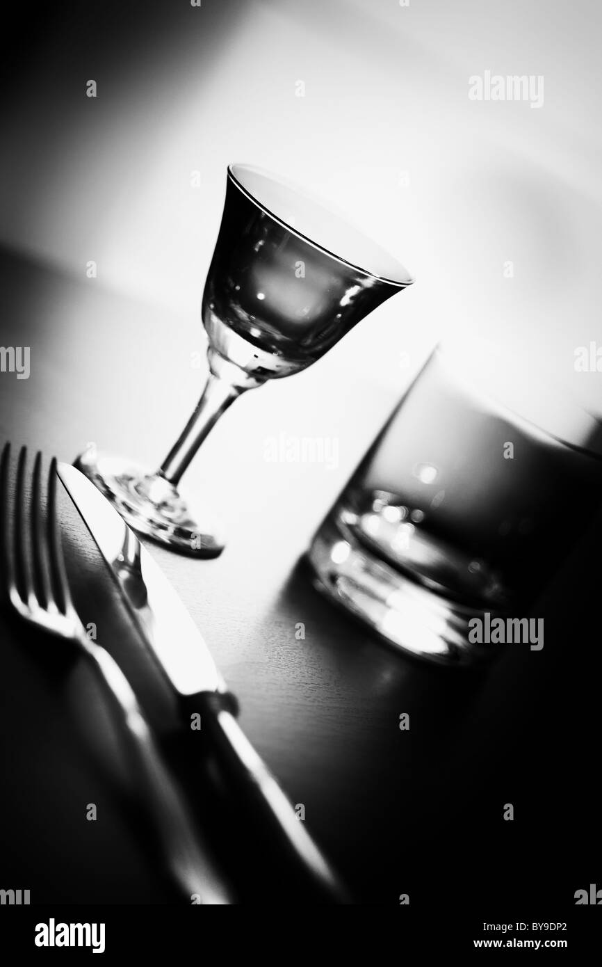 Besteck und Gläser auf einem Tisch, bar-Atmosphäre Stockfoto