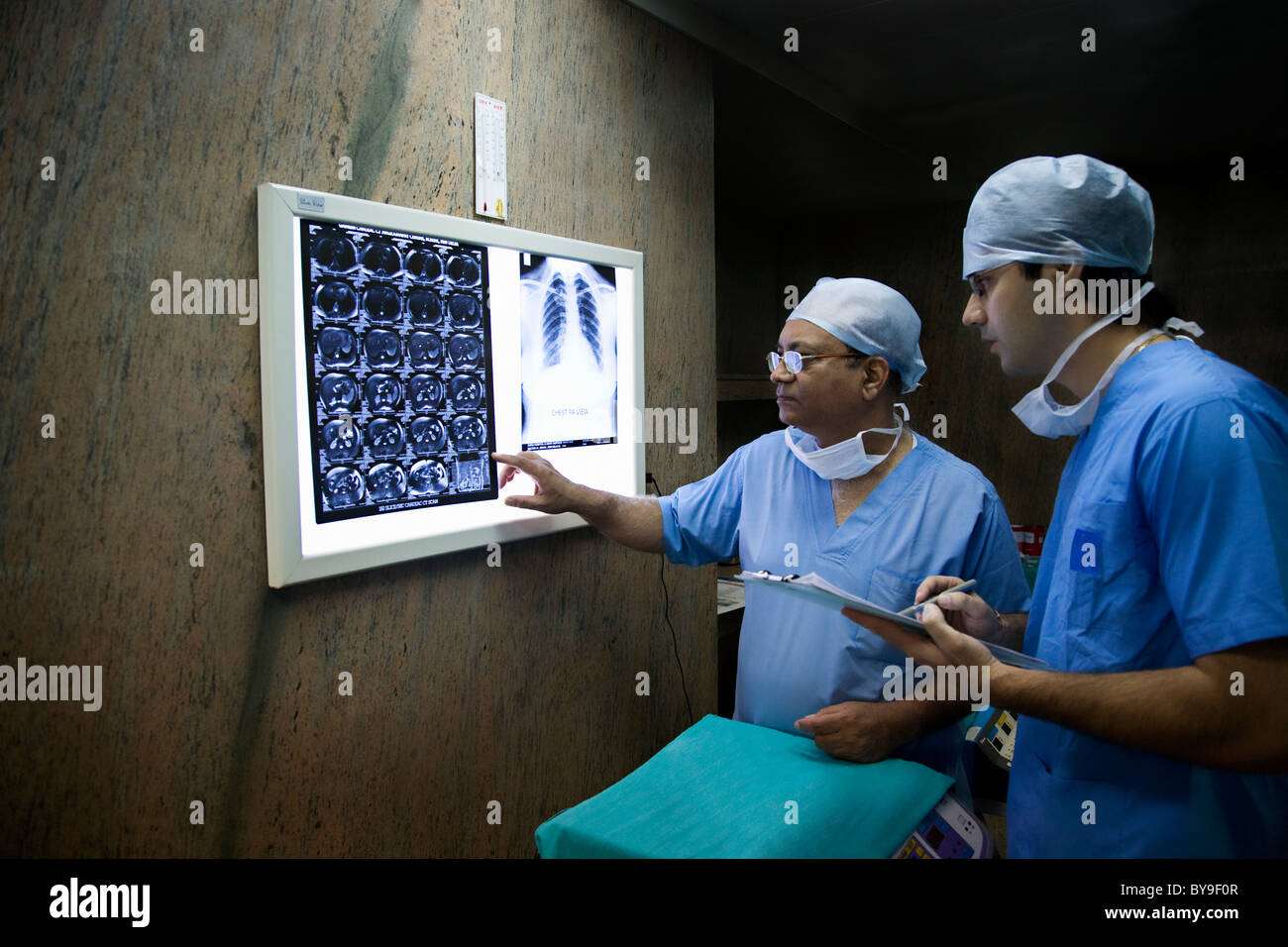 Chirurgen, Blick auf ein CT-scan Stockfoto