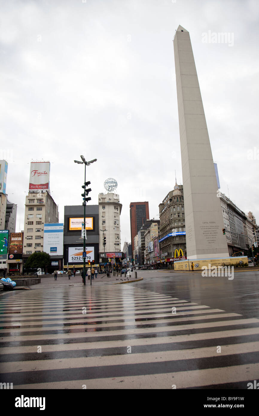 El Obelisco (Obelisk), ein nationales historisches Denkmal am Plaza De La República, in Buenos Aires, Argentinien Stockfoto