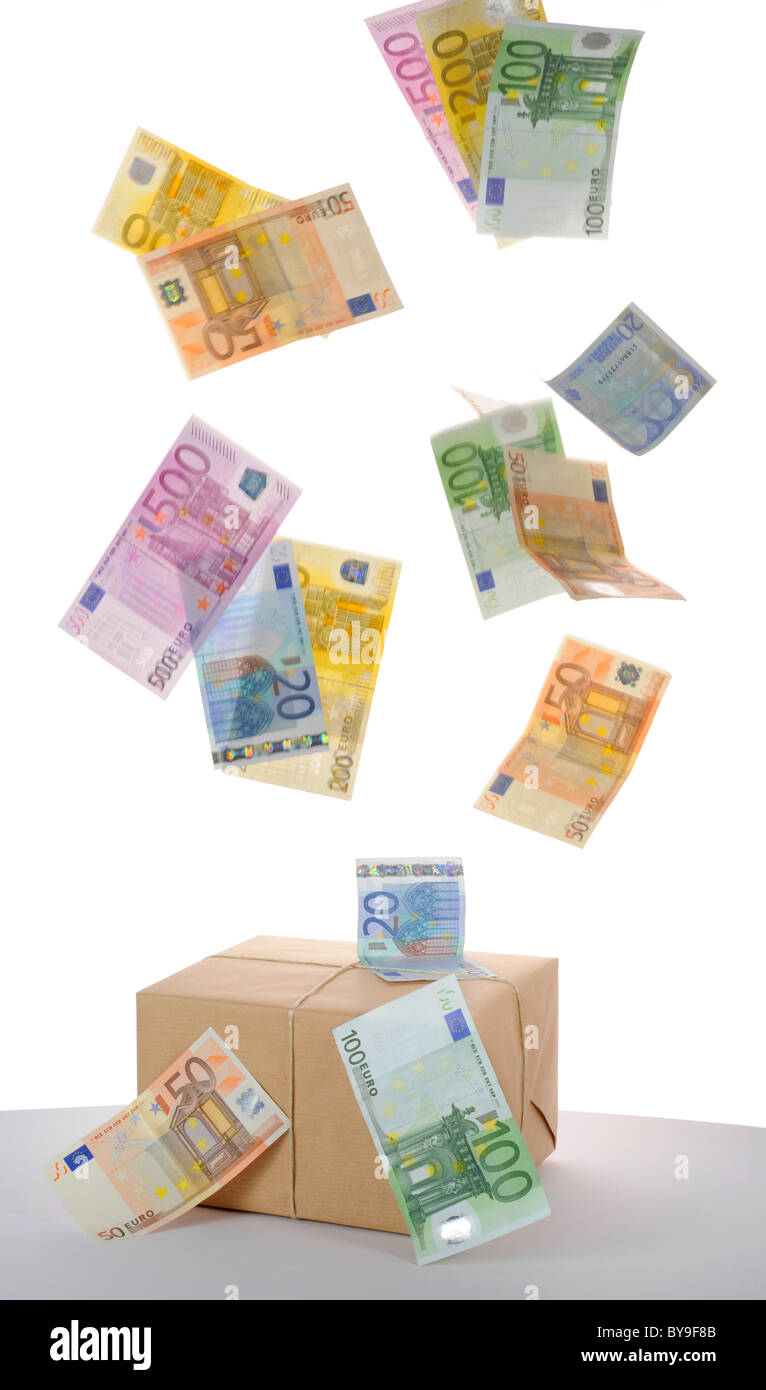 Es regnet Euro-Banknoten über eine verpackte Paket, symbolisches Bild für Konjunkturpaket, Steuer, Pausen oder finanzielle Hilfe Stockfoto