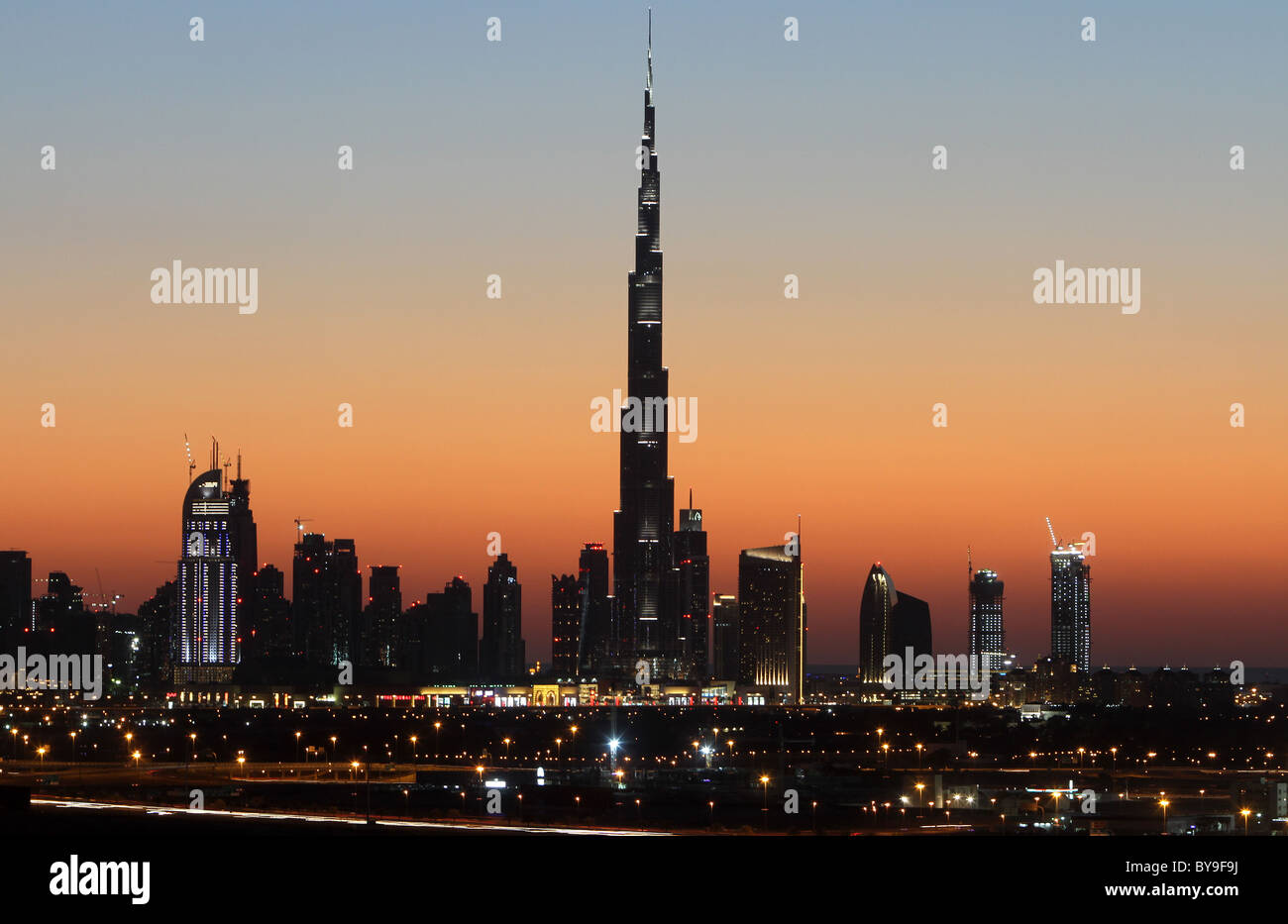 Dubais Skyline bei Sonnenuntergang Stockfoto