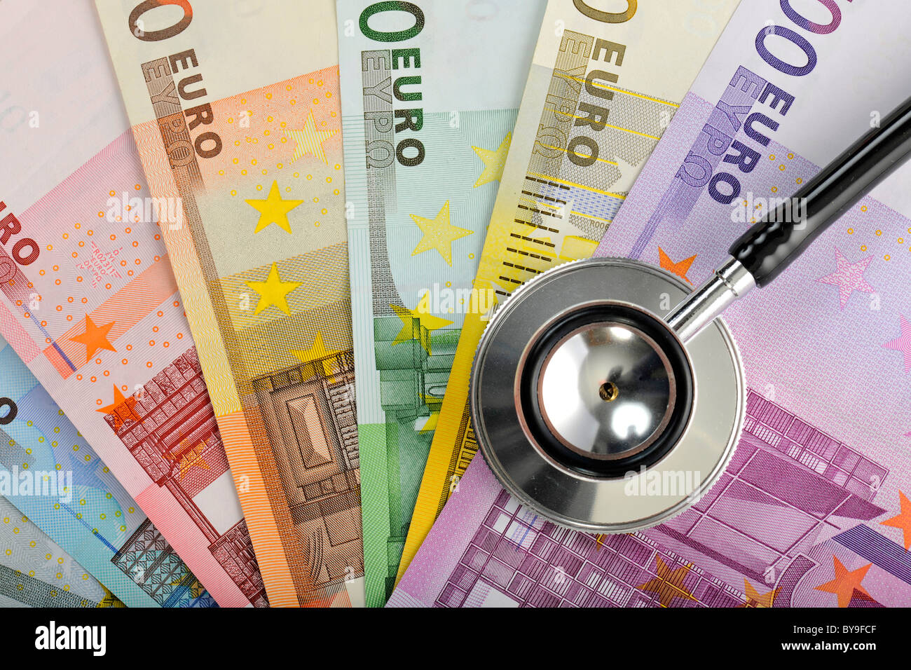 Stethoskop auf ein Fan von Euro-Banknoten, symbolisches Bild für das Gesundheitswesen Kostenexplosion, Krankheitskosten Stockfoto