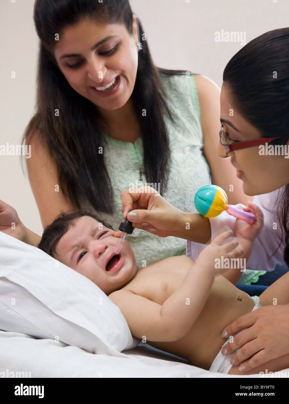 Arzt eines Babys Mund Tropfen Inbetriebnahme Stockfoto