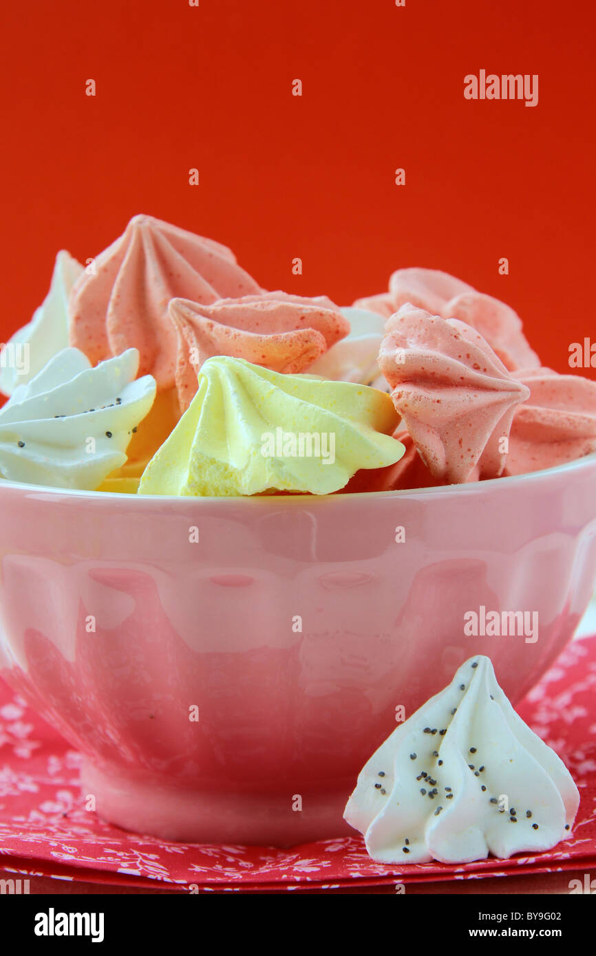 bunten Baiser Beze Cookies in einer Tasse auf den Tisch Stockfoto