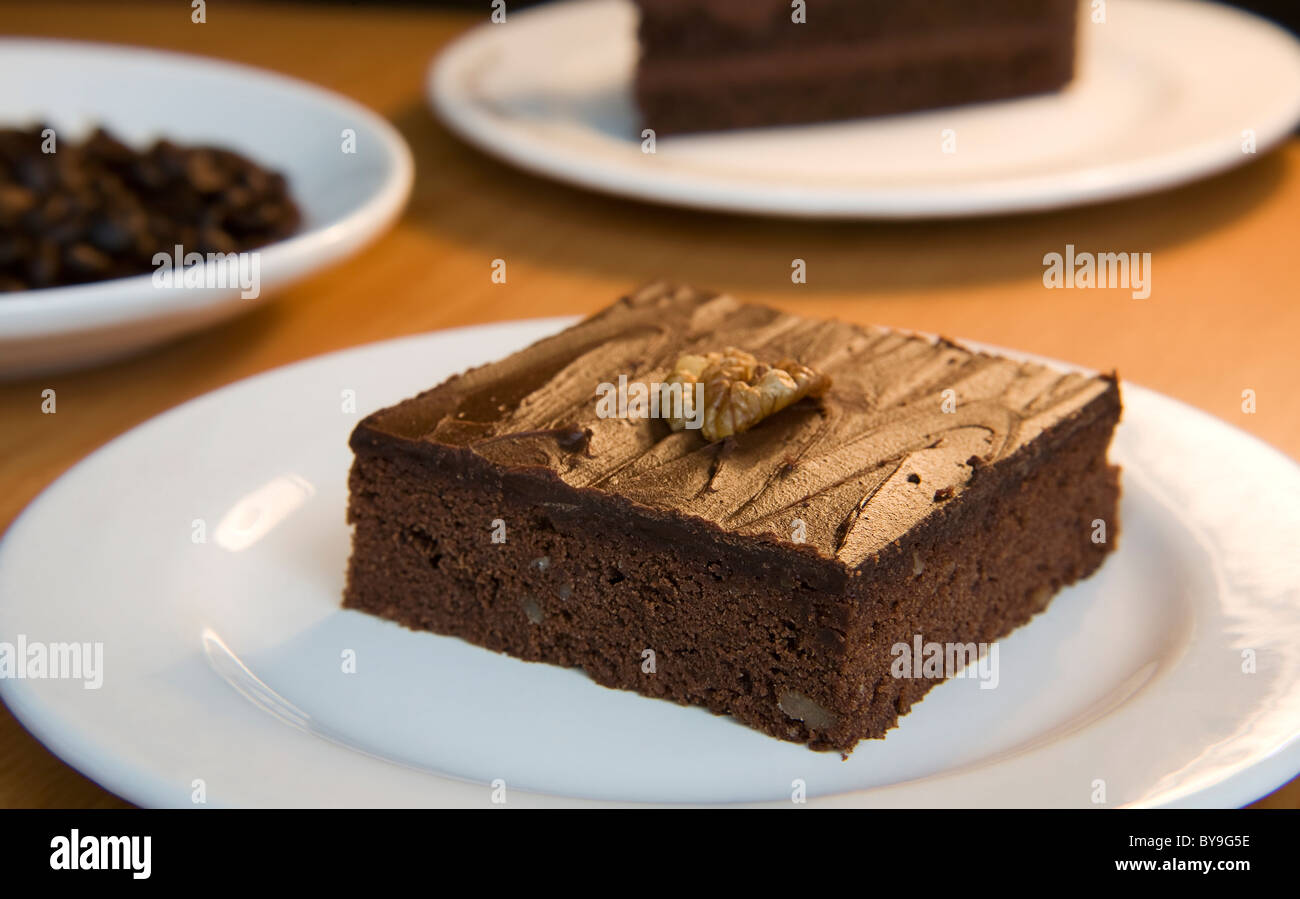 Schokoladen-Brownie mit einer Walnuss Stockfoto