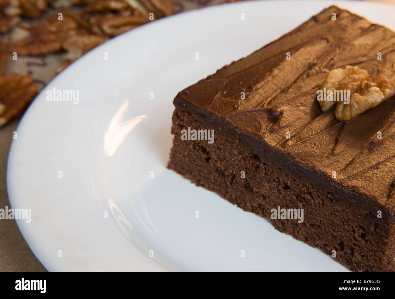 Schokoladen-Brownie mit einer Walnuss Stockfoto