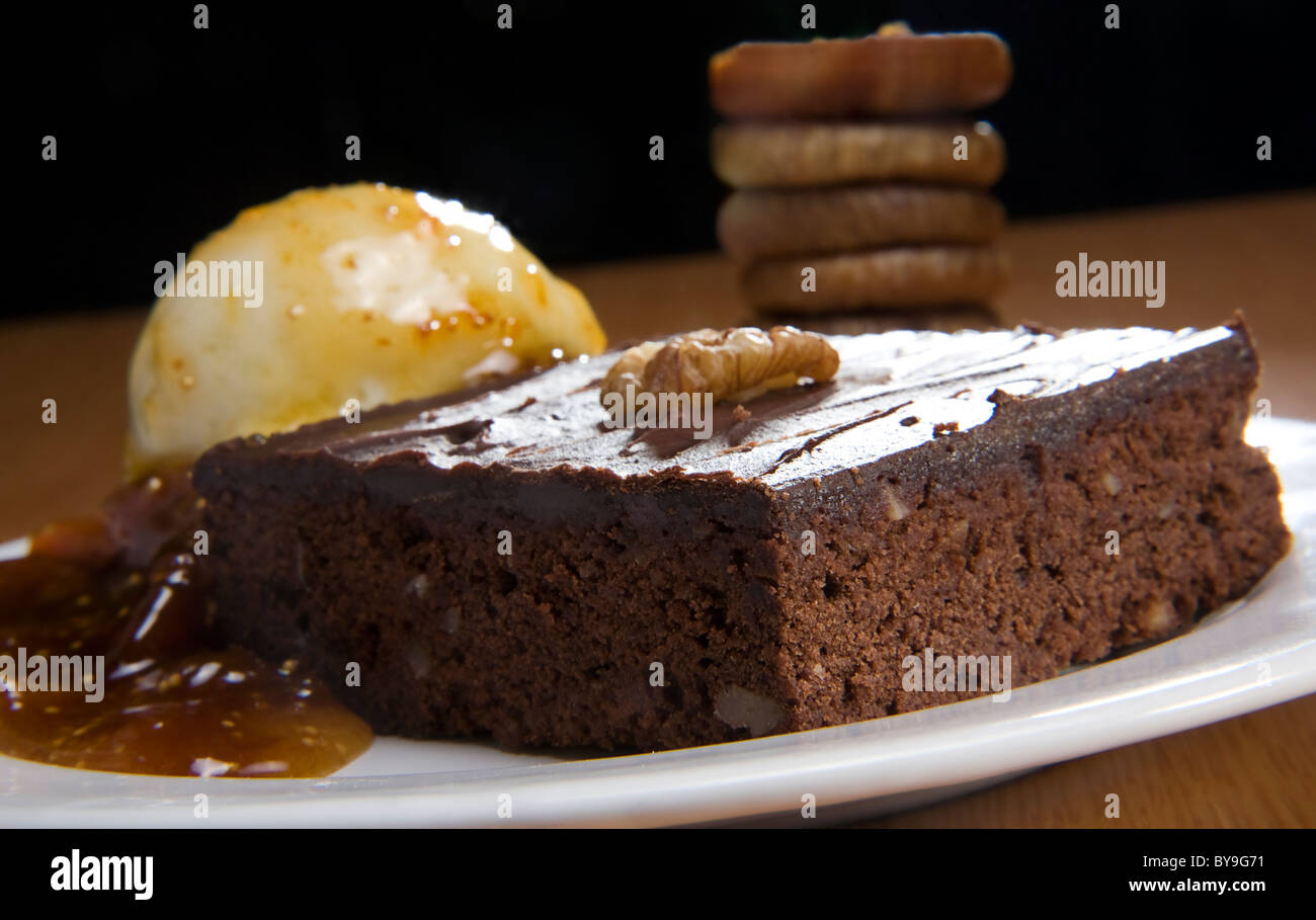 Schokoladen-Brownie mit Eis Stockfoto