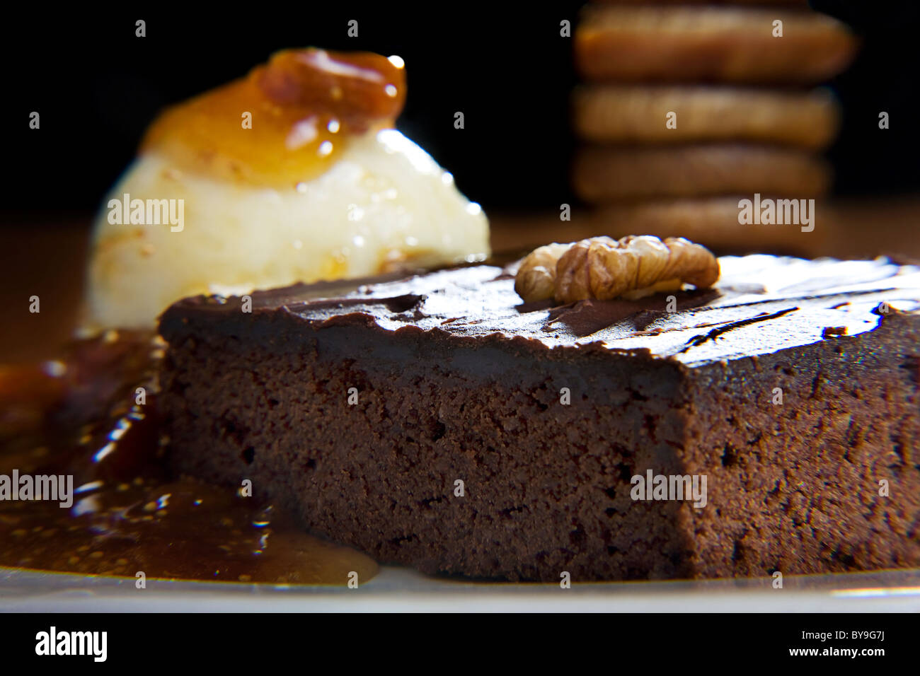 Schokoladen-Brownie mit Eis Stockfoto