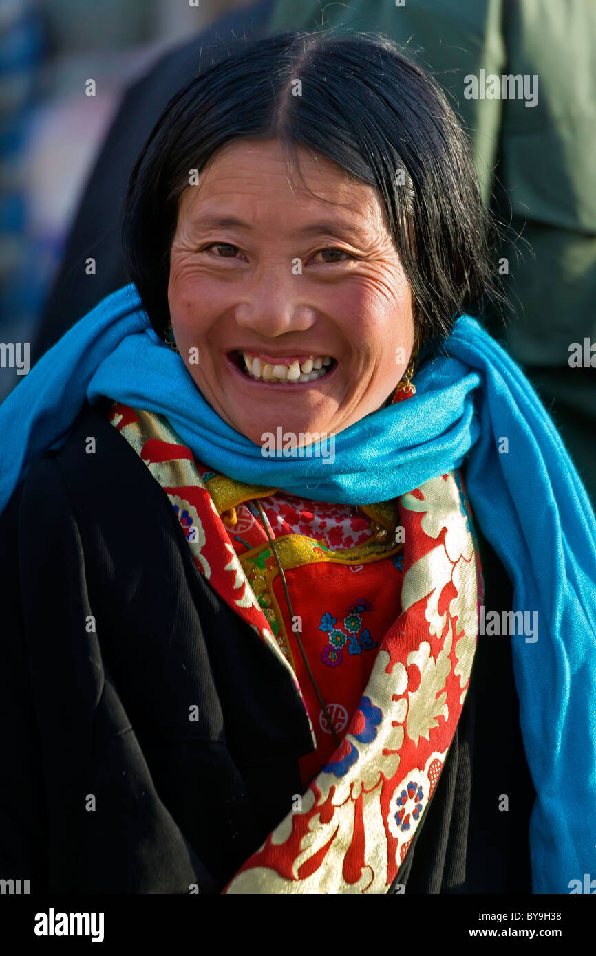 Schönen Lächeln auf den Lippen tibetischen jungen Frau Pilger mit blauen  Schal in die Barkhor-Lhasa-Tibet. JMH4641 Stockfotografie - Alamy