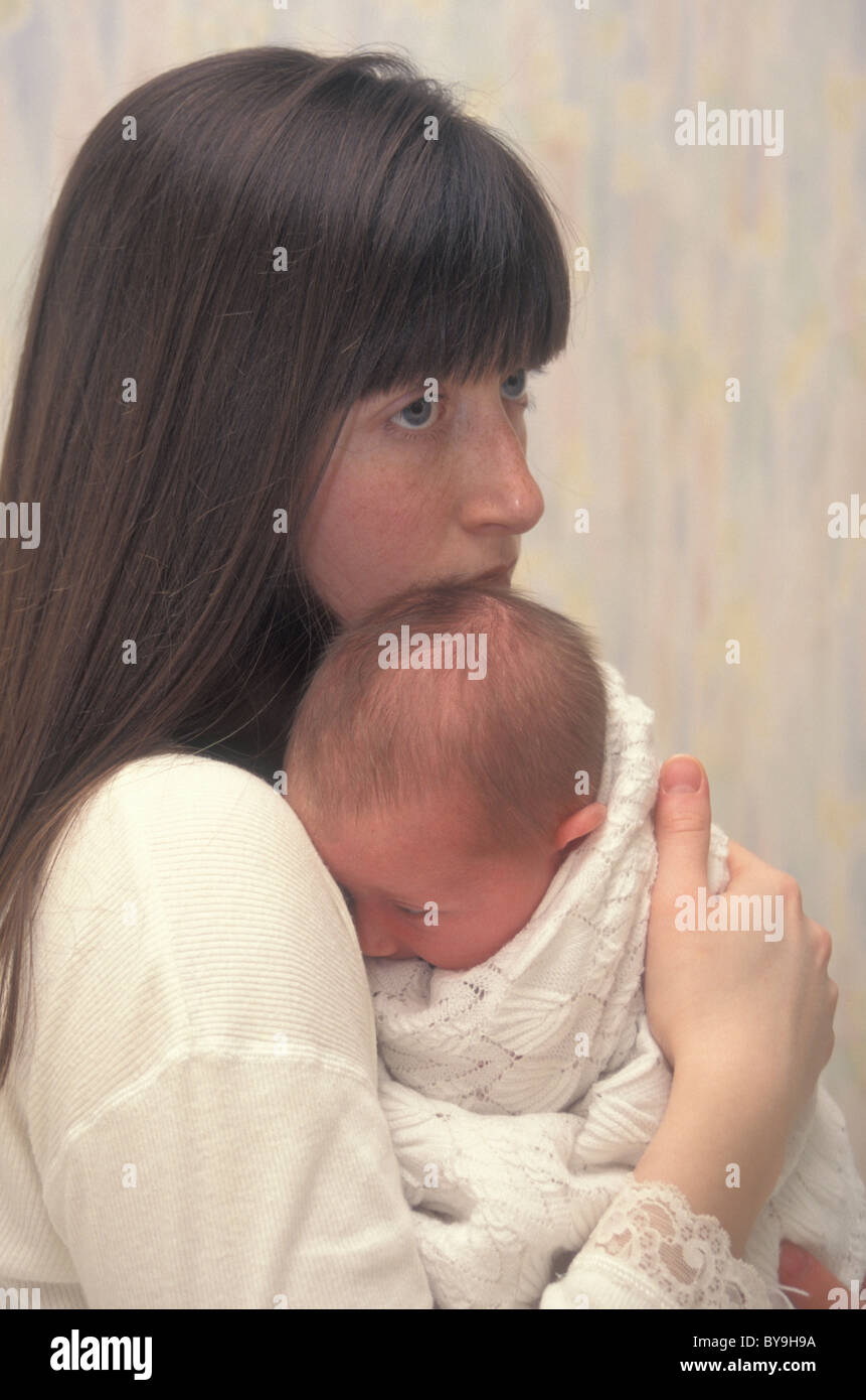 unglückliche junge Mutter mit ihrem Neugeborenen baby Stockfoto