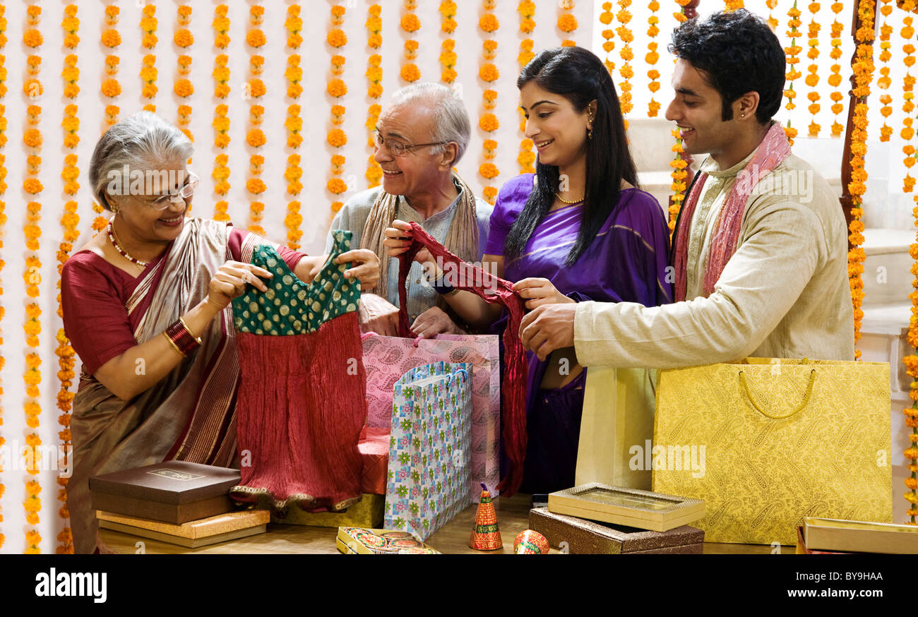 Familie betrachten Diwali Geschenke Stockfoto