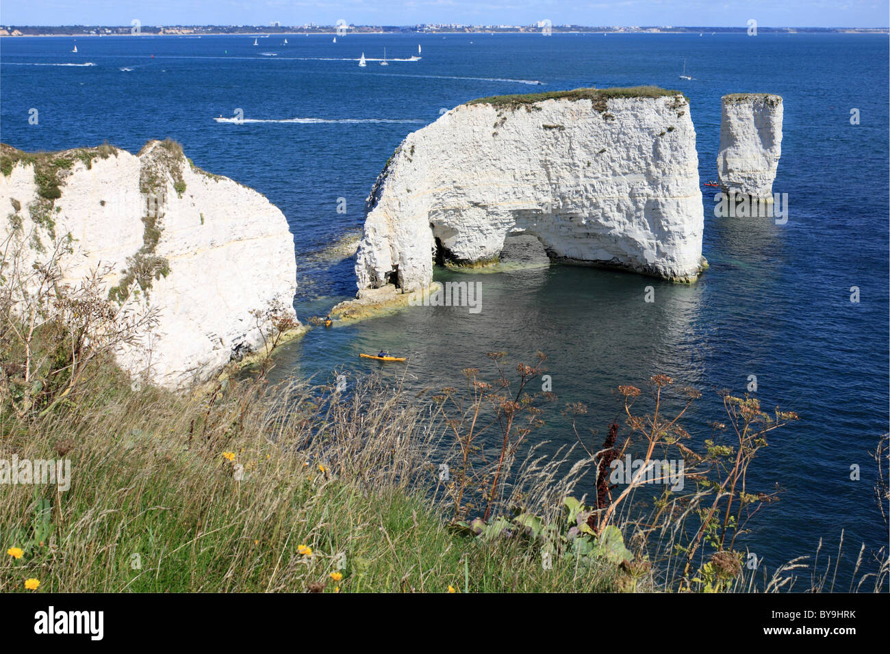 Alten Harry Rock mit Bournemouth jenseits, Swanage Bay, Isle of Purbeck, Dorset, England, Großbritannien, Vereinigtes Königreich, UK, Europa Stockfoto