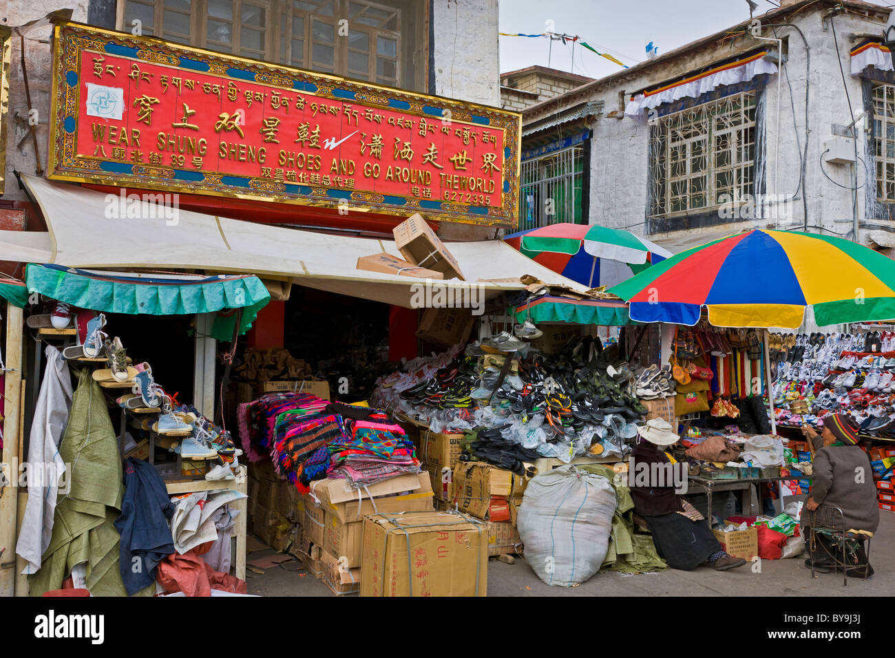 Shung Sheng Schuhgeschäft in der Barkhor-Lhasa-Tibet. JMH4662 Stockfoto