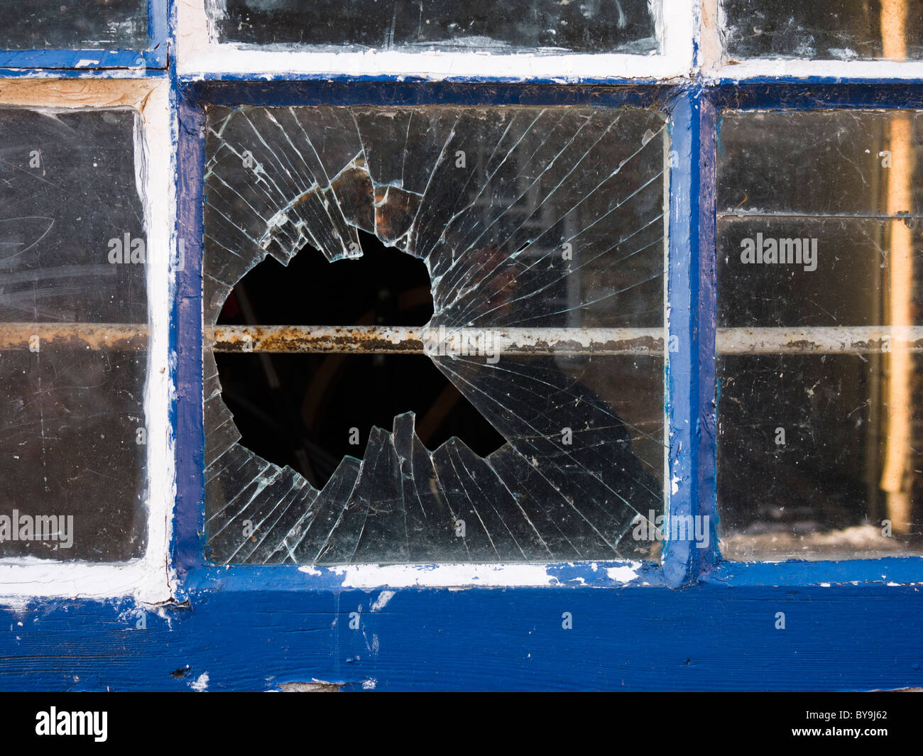 Eine zerbrochene Fensterscheibe. Stockfoto