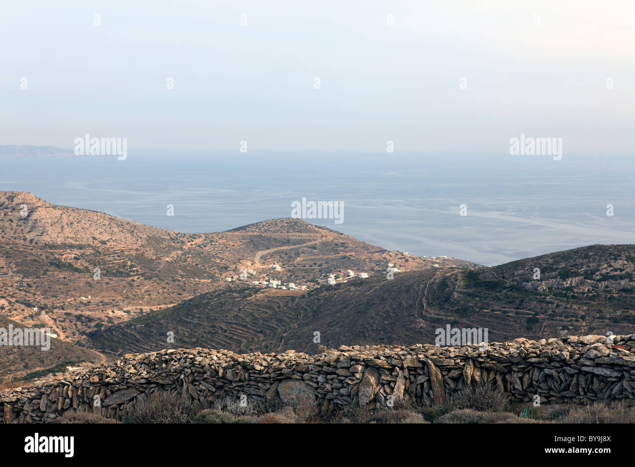 Griechenland-Kykladen-Inseln Sikinos eine Steinmauer Stockfoto