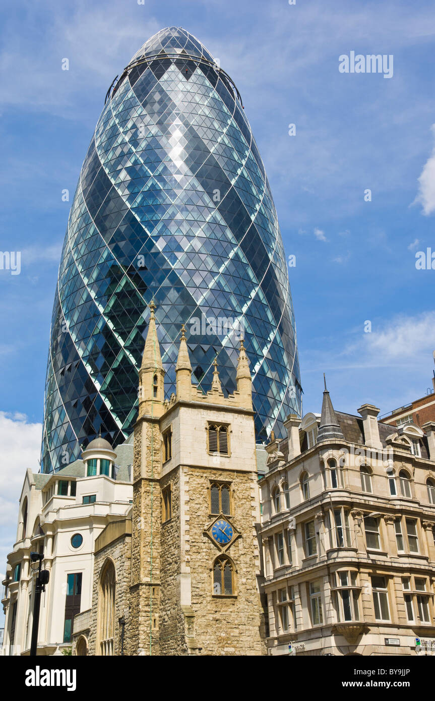 30 St Mary Axe auch bekannt als die Gurke und die Swiss Re Gebäude Stadt London England UK GB EU Europas Stockfoto