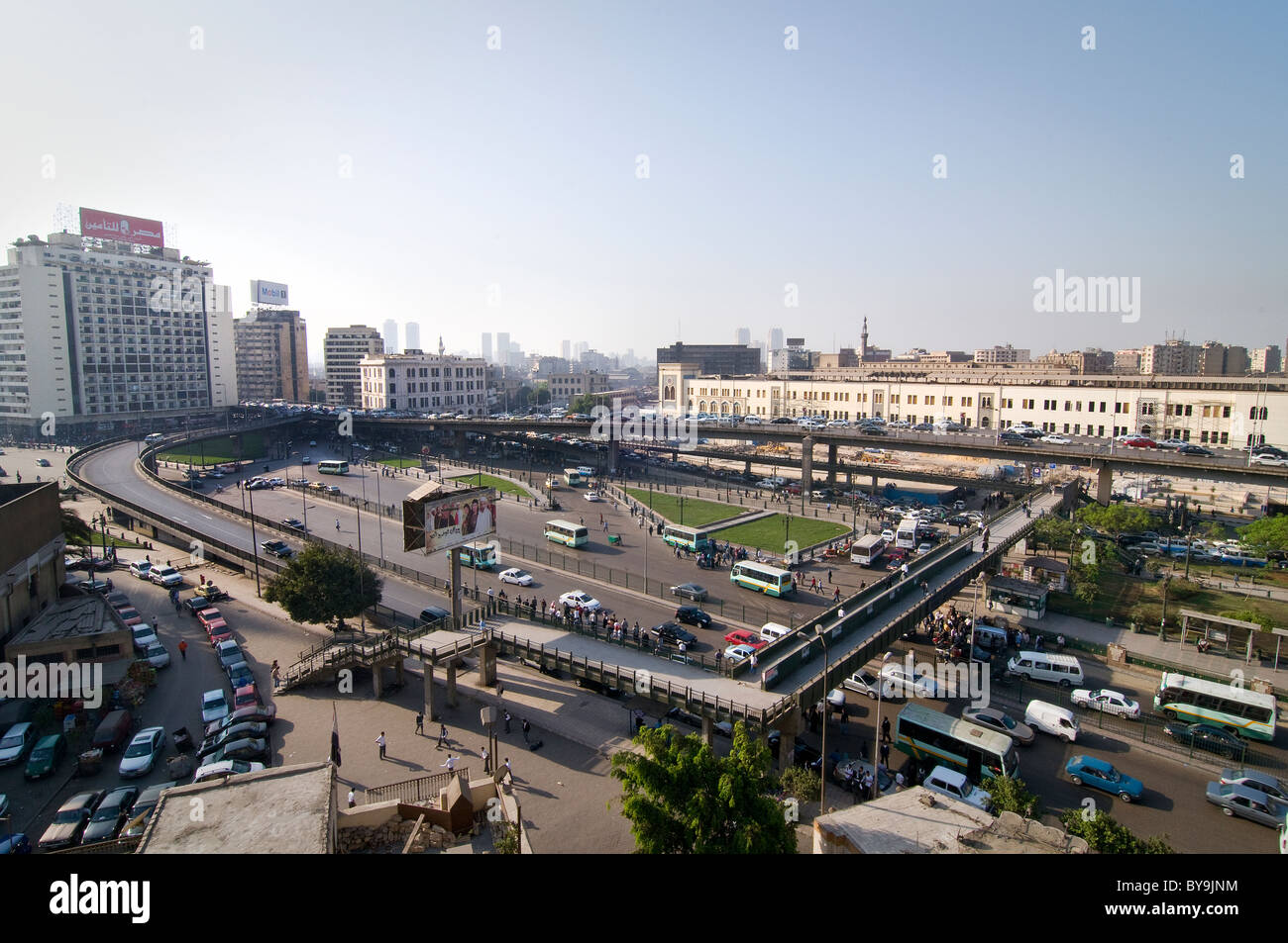 Der Verkehr rund um Kairo Bahnhof Ramses-Bahnhof ist sehr schlecht, immer mit Autos und Bussen eingeklemmt. Stockfoto
