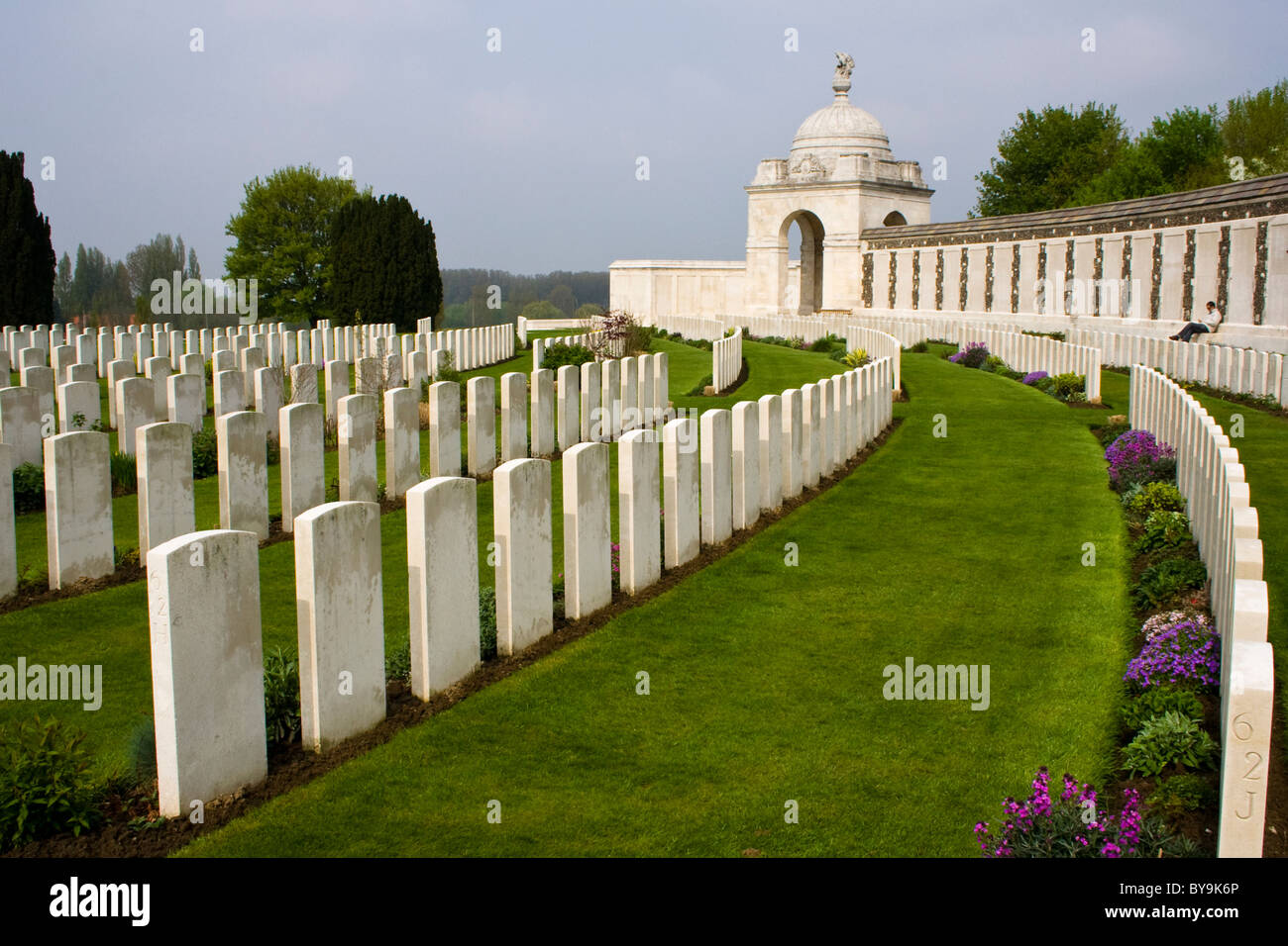 Reihen von Grabsteinen auf Tyne Cot Friedhof, der im ersten Weltkrieg gefallenen Soldaten Stockfoto