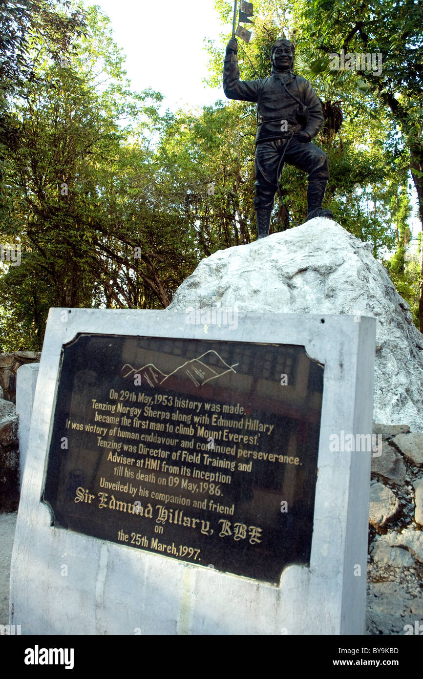 Eine Statue und Plakette ehrt Sherpa Tensing, Everest Held, der Darjeeling Himalayan Mountaineering Institute Stockfoto