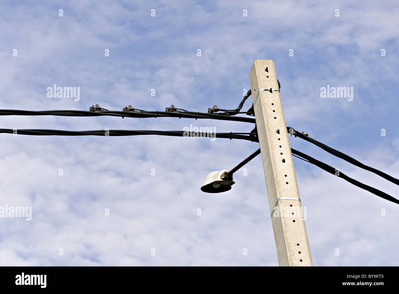 Hochspannung vorgegossenen konkrete Strom post Stockfoto