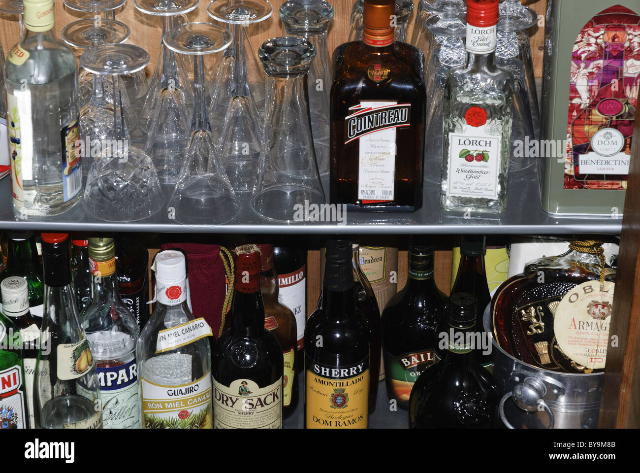 Alkohol bar Schrank Gläser und Getränke Flaschen Stockfotografie - Alamy
