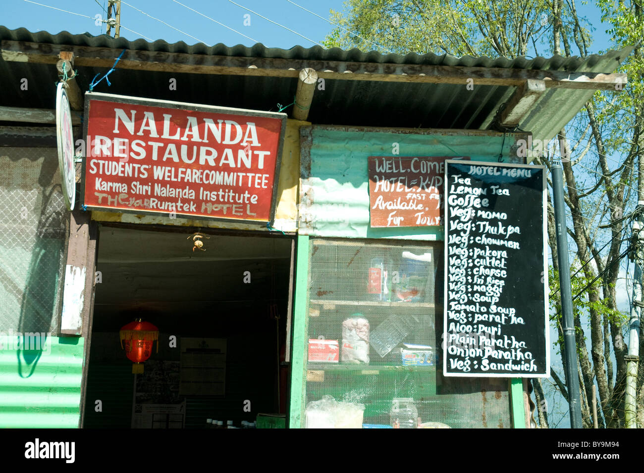 Ein bescheidene Kiosk außerhalb des Klosters Rumtek in Sikkim bietet Getränke, Snacks und Fast Food für Studenten und Besucher Stockfoto