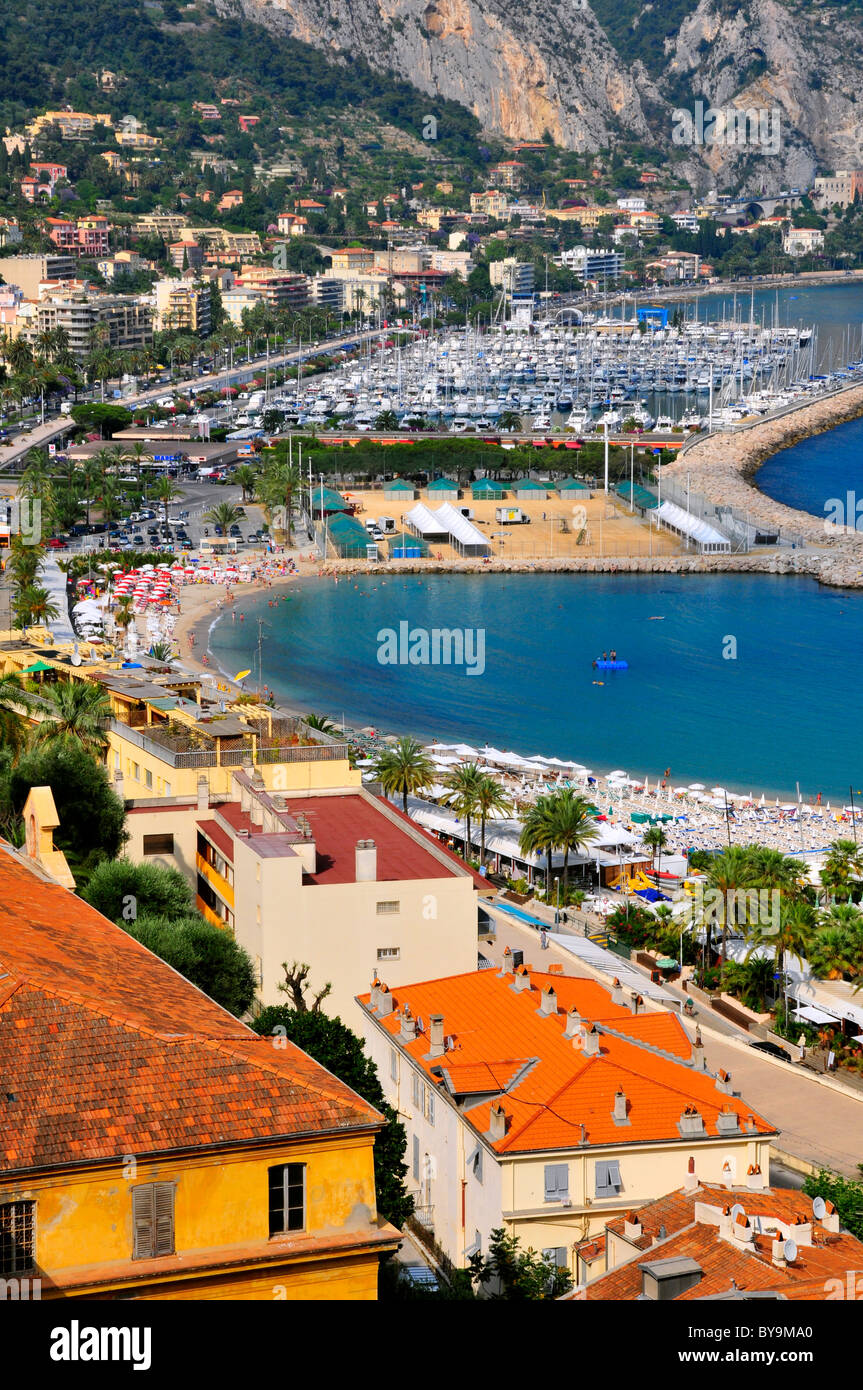 Luftbild von Hafen und Strand von Menton in Frankreich, Region Provence, Departement Alpes-Maritimes Stockfoto