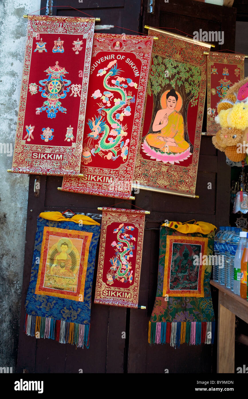 Touristische Souvenirs und tibetischen Stil Kunst zum Verkauf an einem Souvenir-Stand außerhalb des Klosters Rumtek in Sikkim Stockfoto