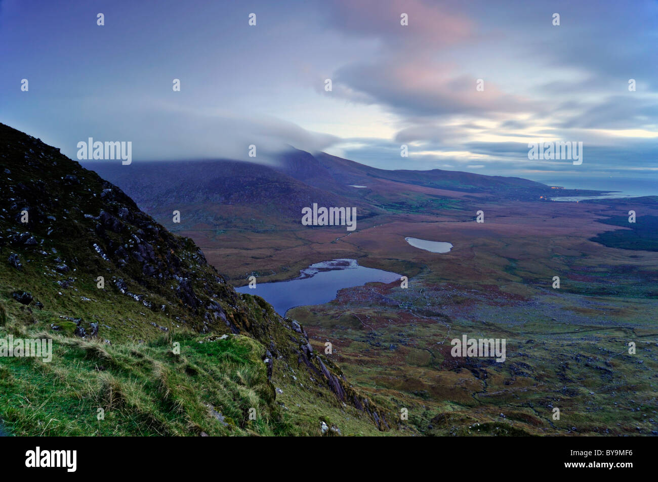 Weiches Licht über die Brandon Berge entlang der Conor Pass in der Nähe von Dingle, County Kerry Irland malerische Szene Sicht Stockfoto