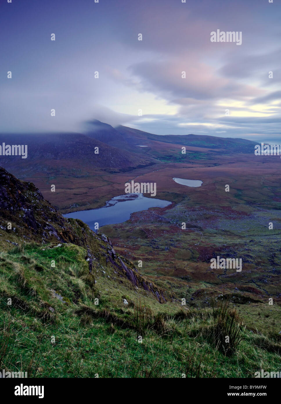 Weiches Licht über die Brandon Berge entlang der Conor Pass in der Nähe von Dingle, County Kerry Irland malerische Szene Sicht Stockfoto