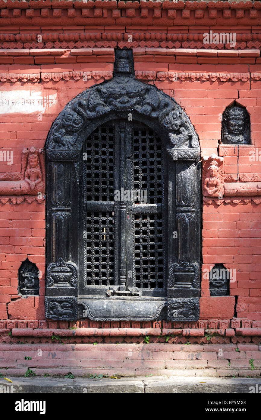Fenster, geschnitzten hindu-Tempel in Kathmandu, Nepal Stockfoto