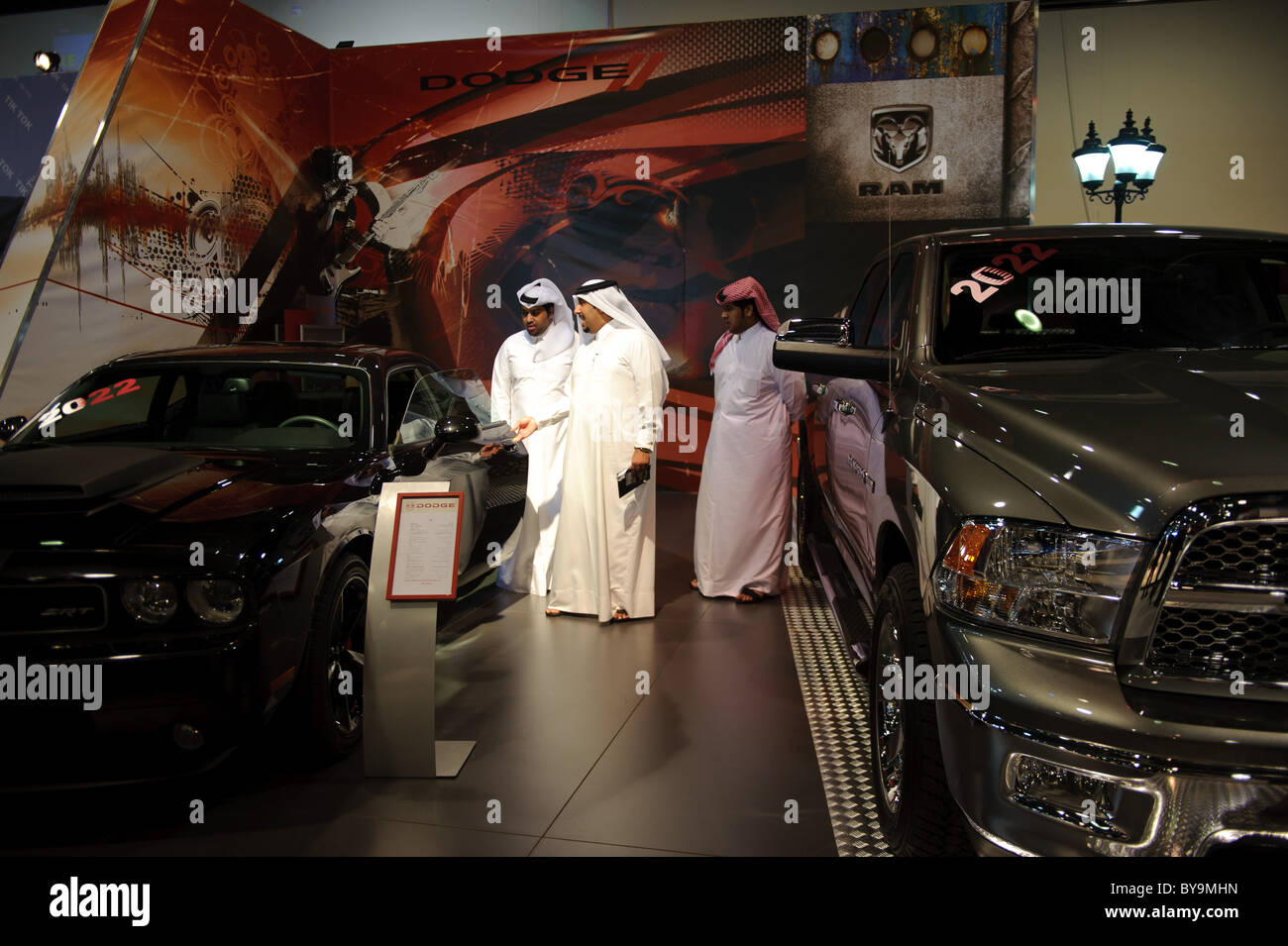Katar Motorshow 2011 erste internationale Ausgabe - lokale arabische Männer sehen die Anzeige des Autos von Dodge Stockfoto
