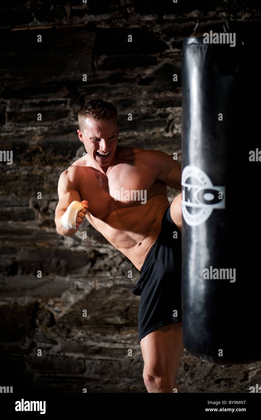 Ein Mann-Kickboxen in einem Fitnessstudio. Stockfoto