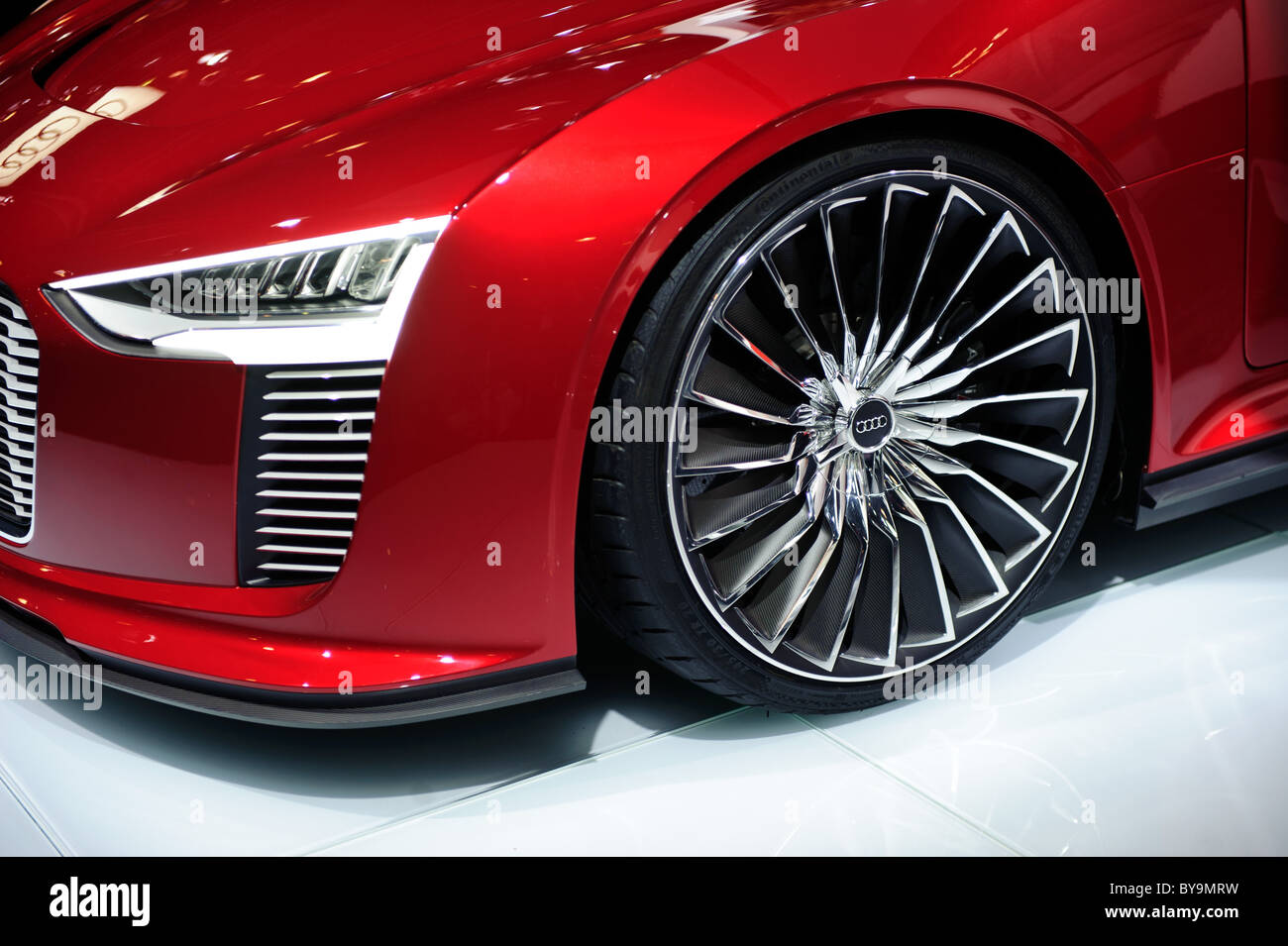 Der Audi e-Tron Spyder offene Sportwagen auf der Qatar Motor Show International Erstausgabe Stockfoto
