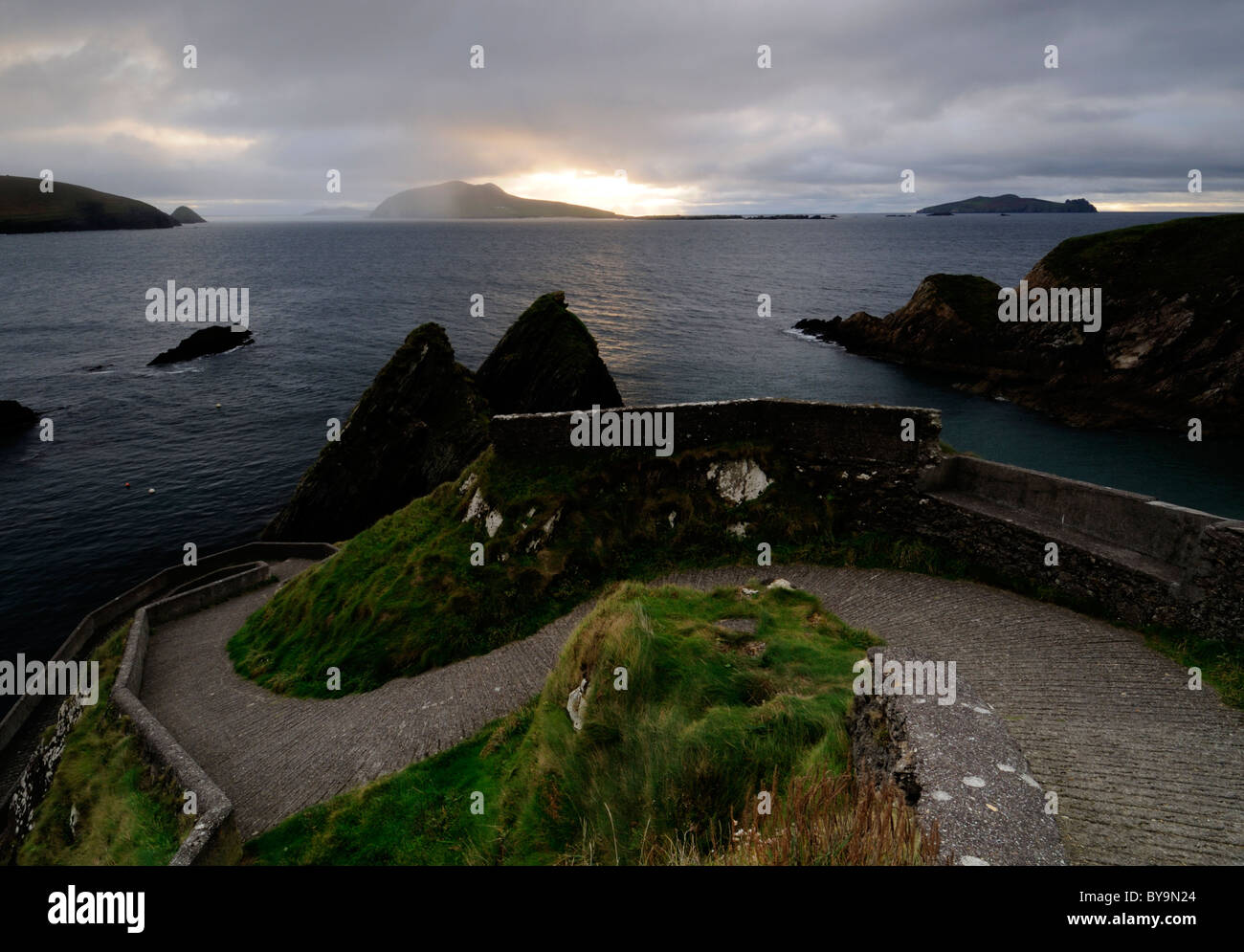 Dunquin Pier Atlantik und Inishtooskert Blasket Inseln Dingle Halbinsel County Kerry Irland Stockfoto