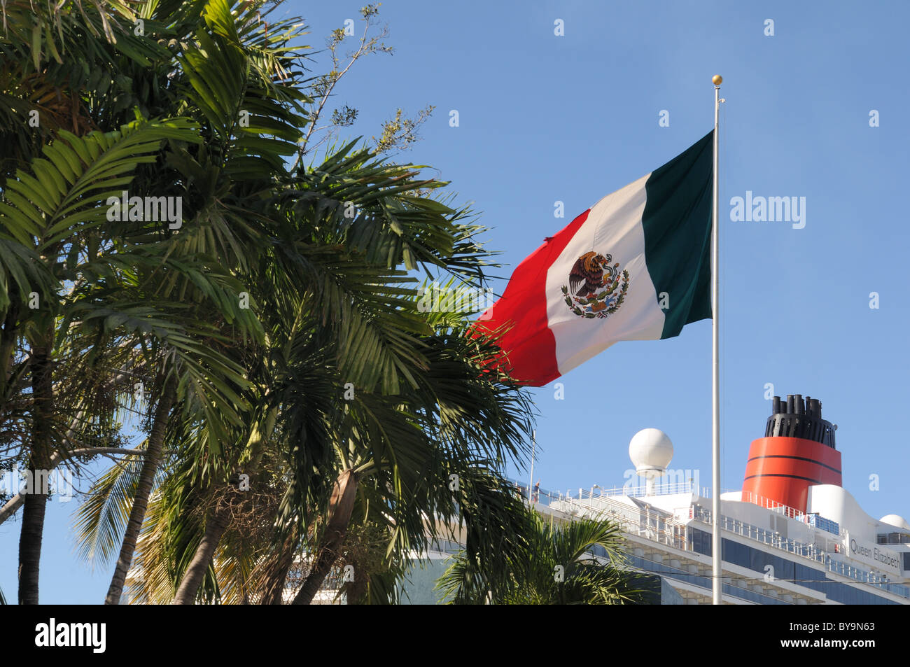 Cunard Kreuzfahrtschiff "Queen Elizabeth" angedockt während seiner Jungfernfahrt Weltreise in Acapulco, Mexiko. 25. Januar 2011 Stockfoto