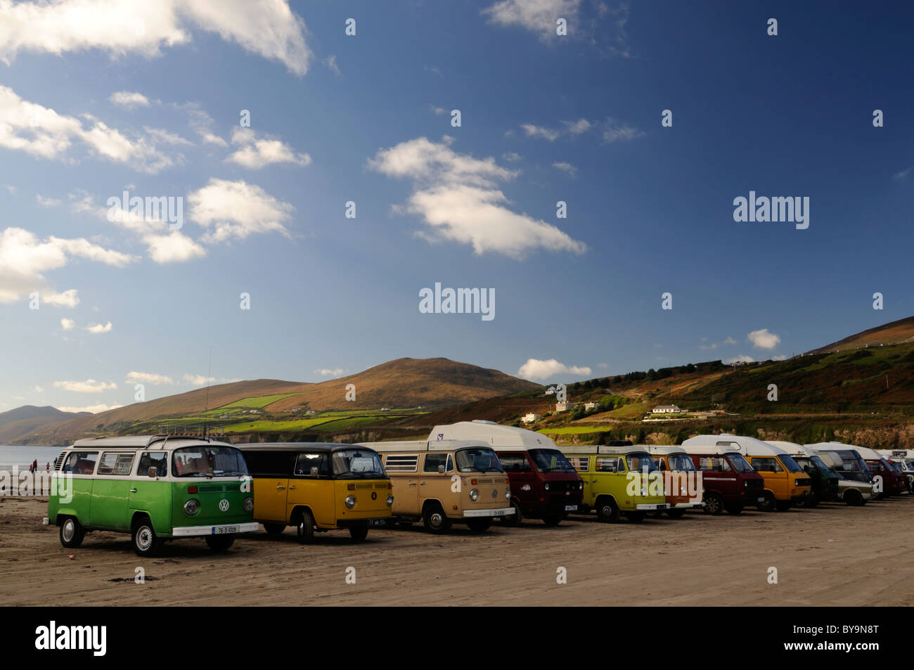 Zeile Zeile des Volkswagen Käfers Lieferwagen Vintage retro Surf Surfen Verkehrskultur Inch Beach County Kerry Irland motor Club Fan Stockfoto