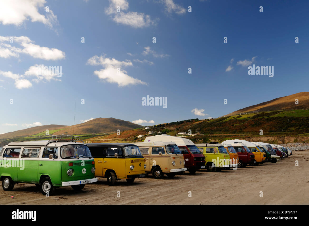 Zeile Zeile des Volkswagen Käfers Lieferwagen Vintage retro Surf Surfen Verkehrskultur Inch Beach County Kerry Irland motor Club Fan Stockfoto