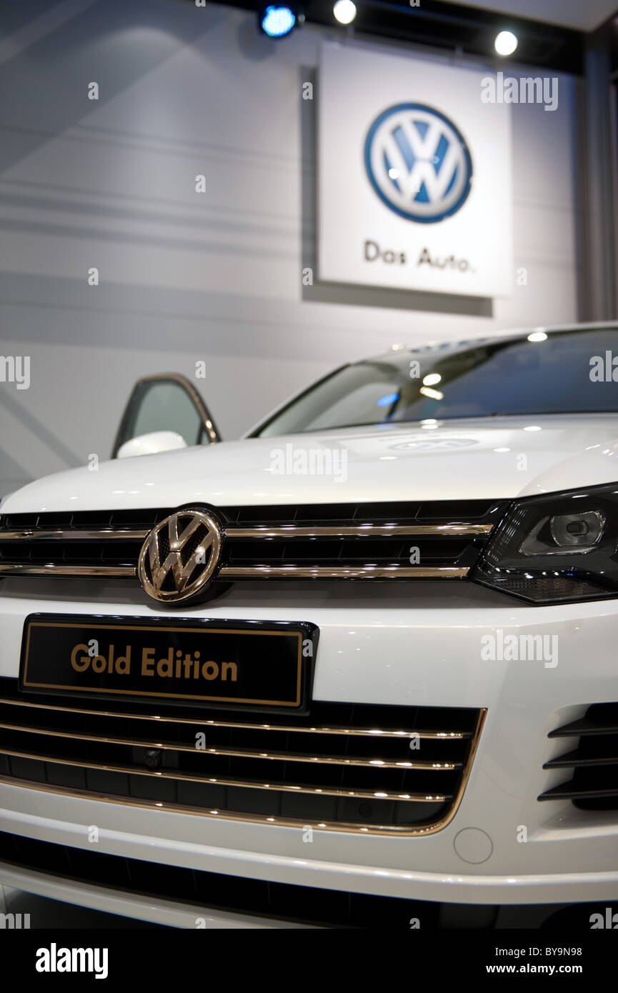 Volkswagen Touareg Gold Edition bei Qatar Motorshow International Erstausgabe im Doha Exhibition Center angezeigt wird Stockfoto