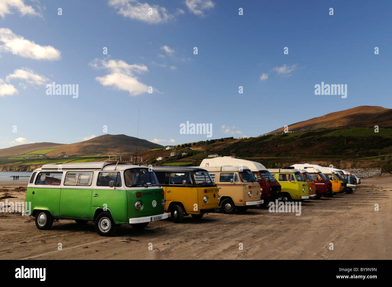 Zeile Zeile des Volkswagen Käfers Lieferwagen Vintage retro Surf Surfen Verkehrskultur Inch Beach County Kerry Irland motor Club Fan Stockfoto