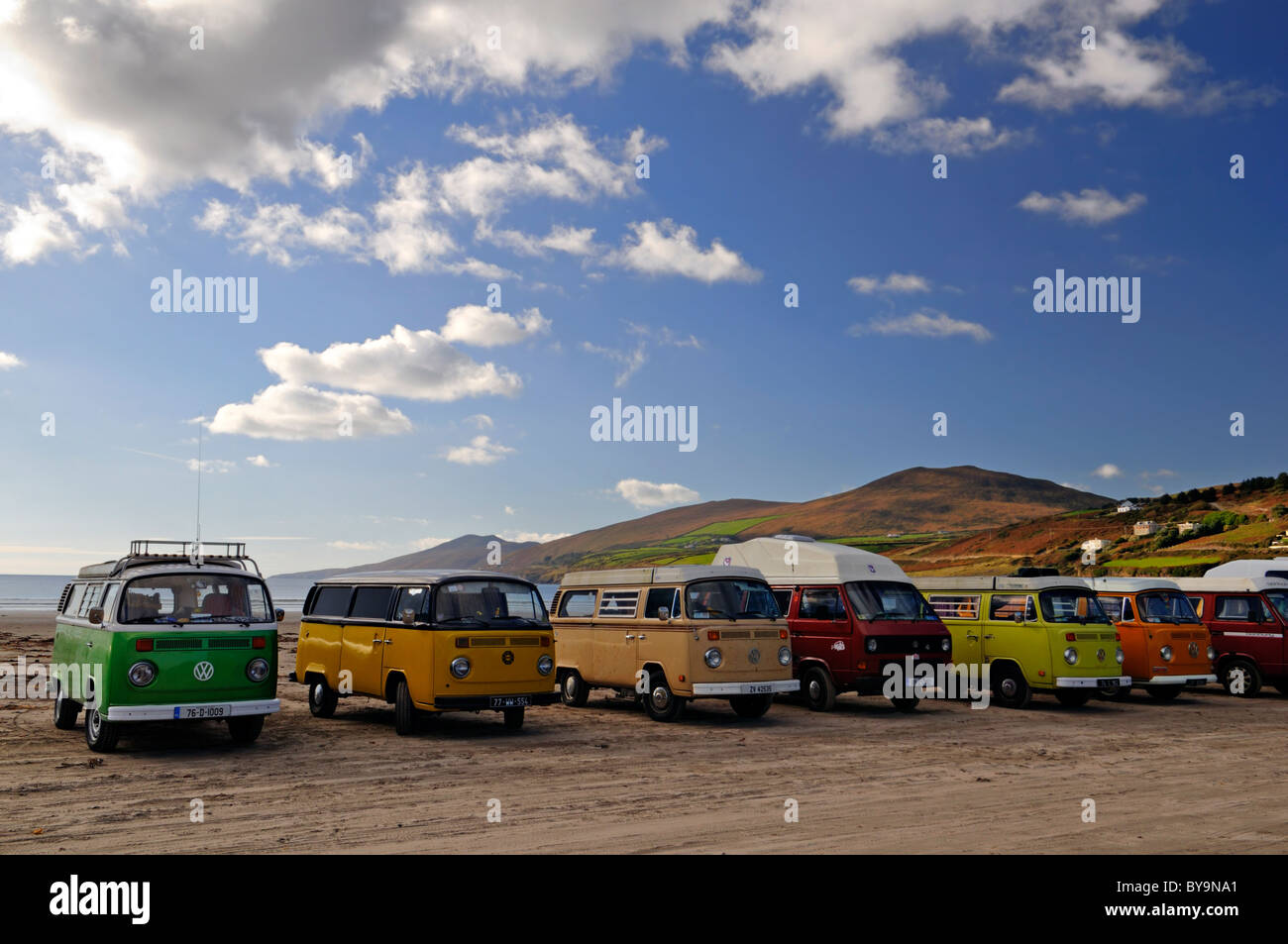 Zeile Zeile des Volkswagen Käfers Lieferwagen Vintage retro Surf Surfen Verkehrskultur Inch Beach County Kerry Irland motor Club Fan Stockfoto