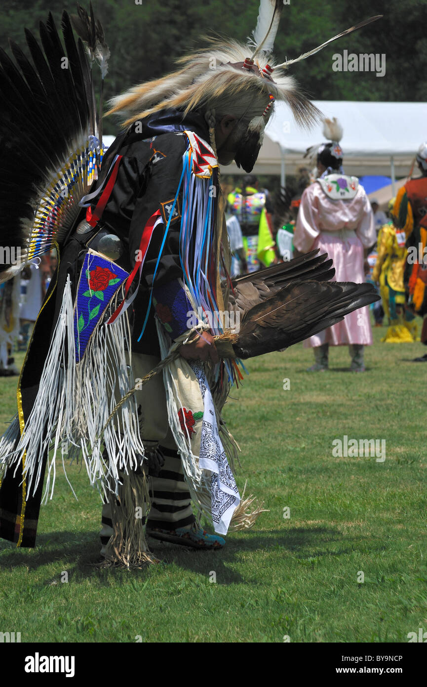 Native American Pow Wow Tänzerin trägt ein Feder-Fan beim Tanzen in den traditionellen Wettbewerb des Cherokee Pow Wow Stockfoto