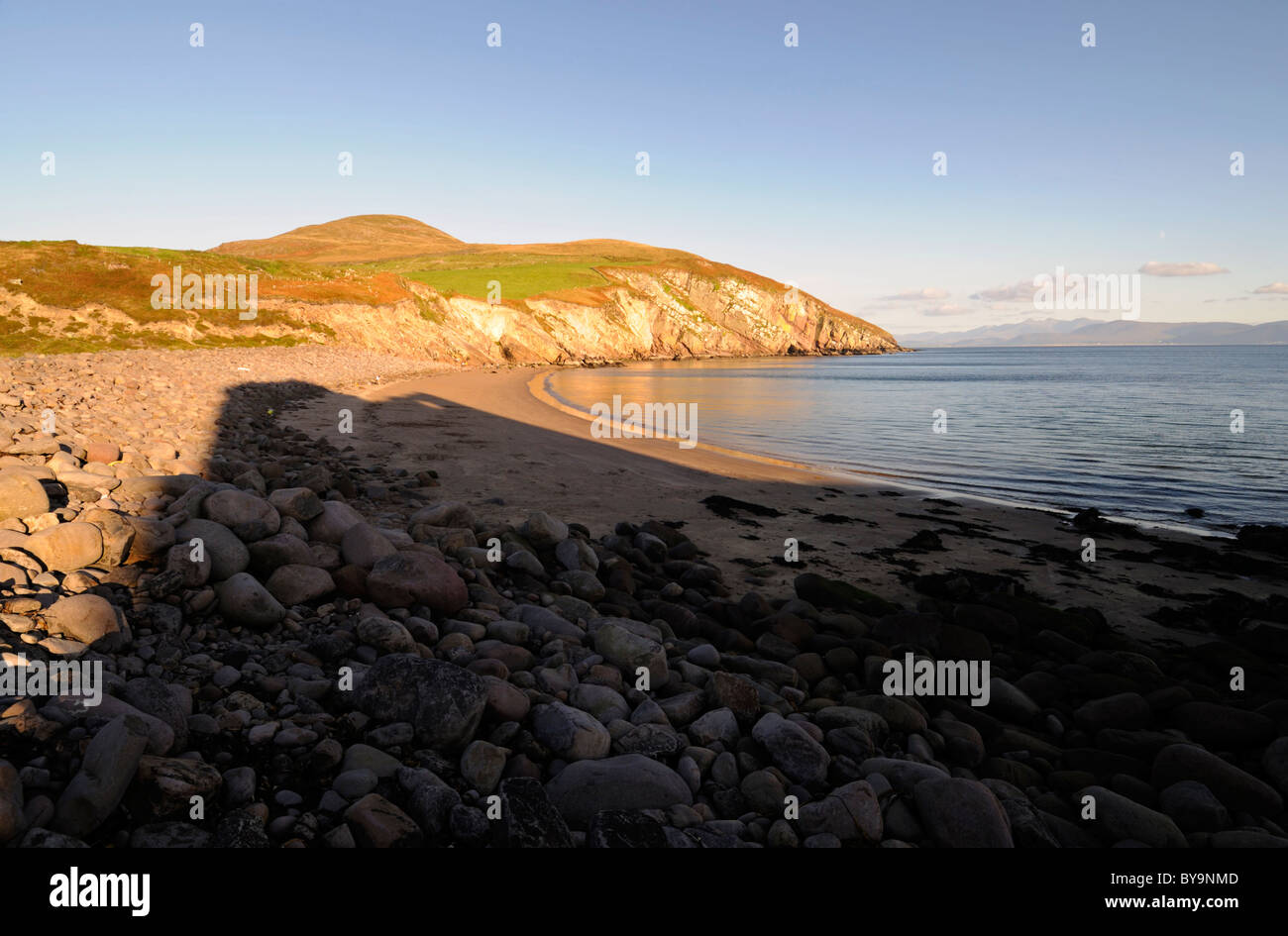 Minard Strand Felsbrocken Felsen Schatten der Burgruine weich Abend leichte County Kerry Irland Stockfoto