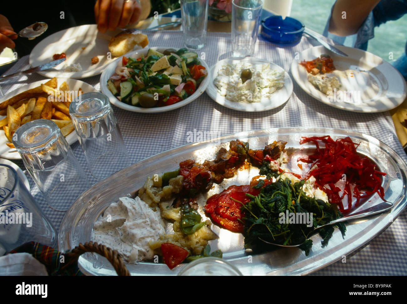 Posidhonio Samos Griechenland Essen am Tisch im Restaurant Stockfoto