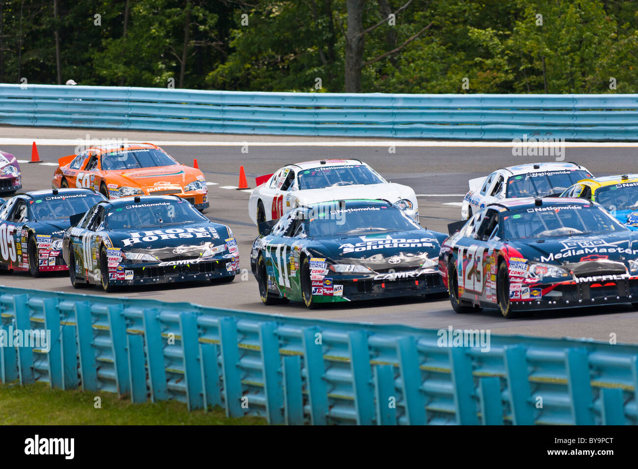 NASCAR Rennwagen auf der Rennstrecke zu beschleunigen. Stockfoto